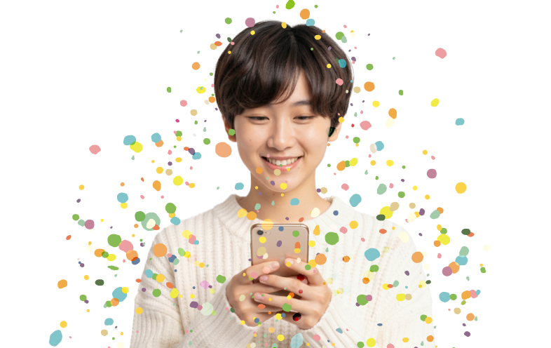 スマートフォンを見ながら微笑む人と、声を表す色の粒